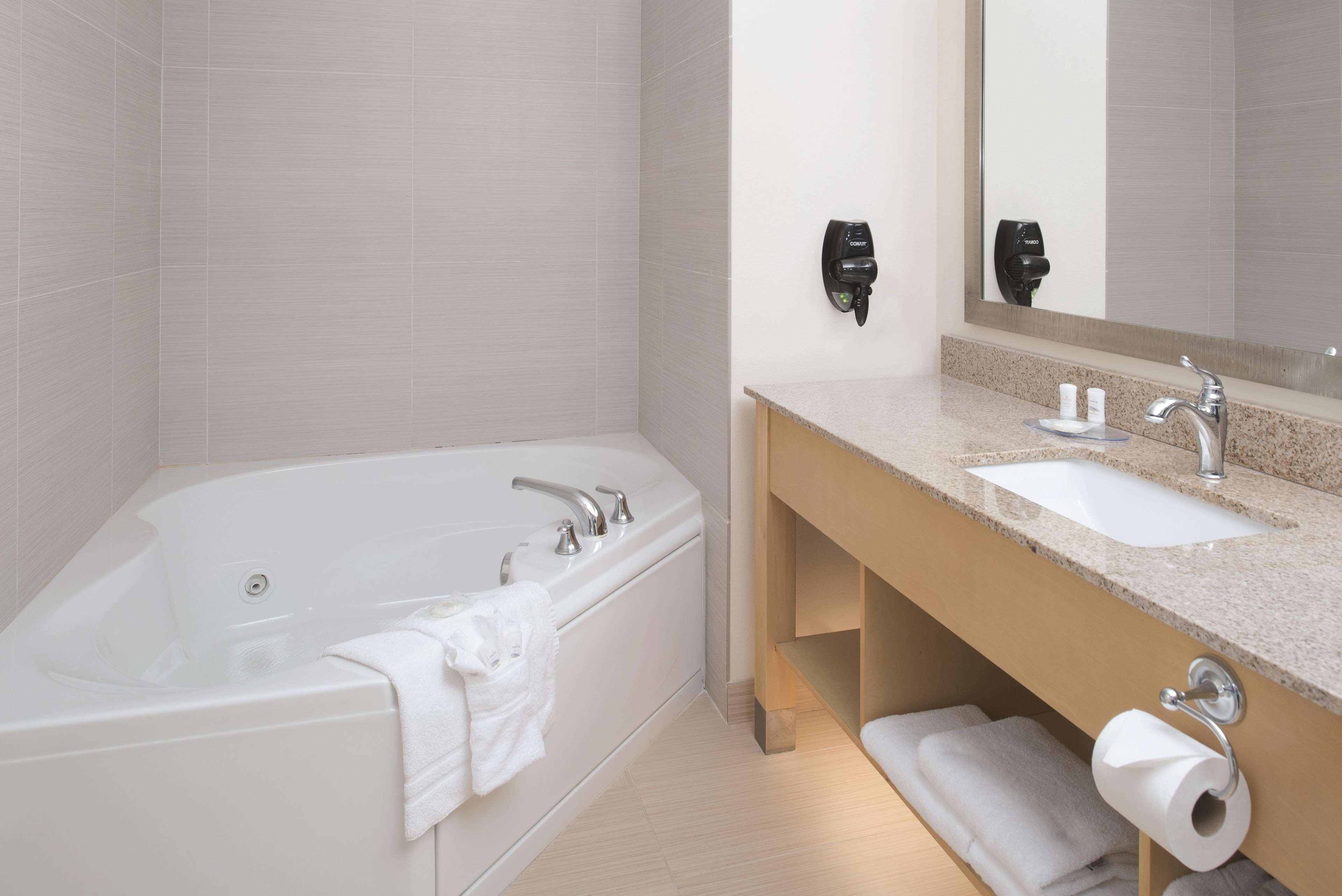 Hotel La Quinta By Wyndham Grand Forks Extérieur photo